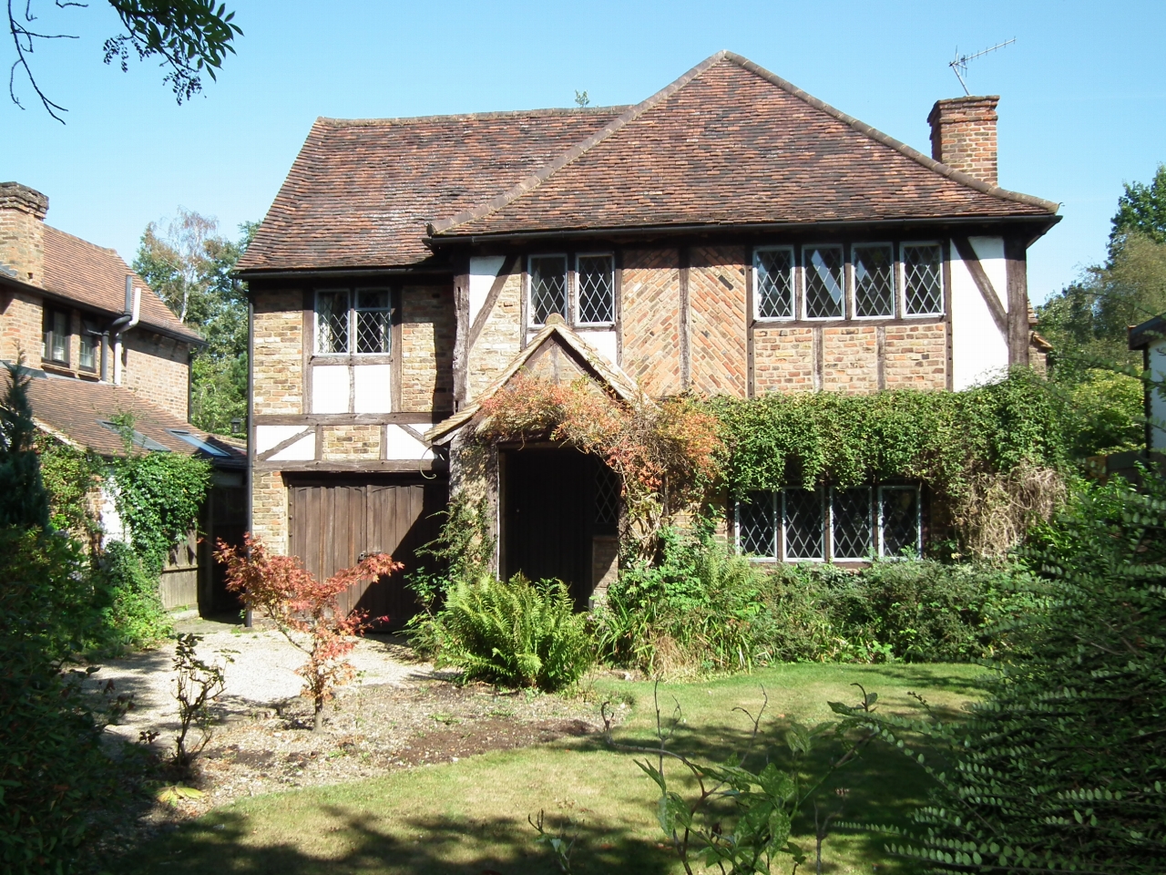 4 bedroom detached house For Sale in Brookmans Park - Photograph 1