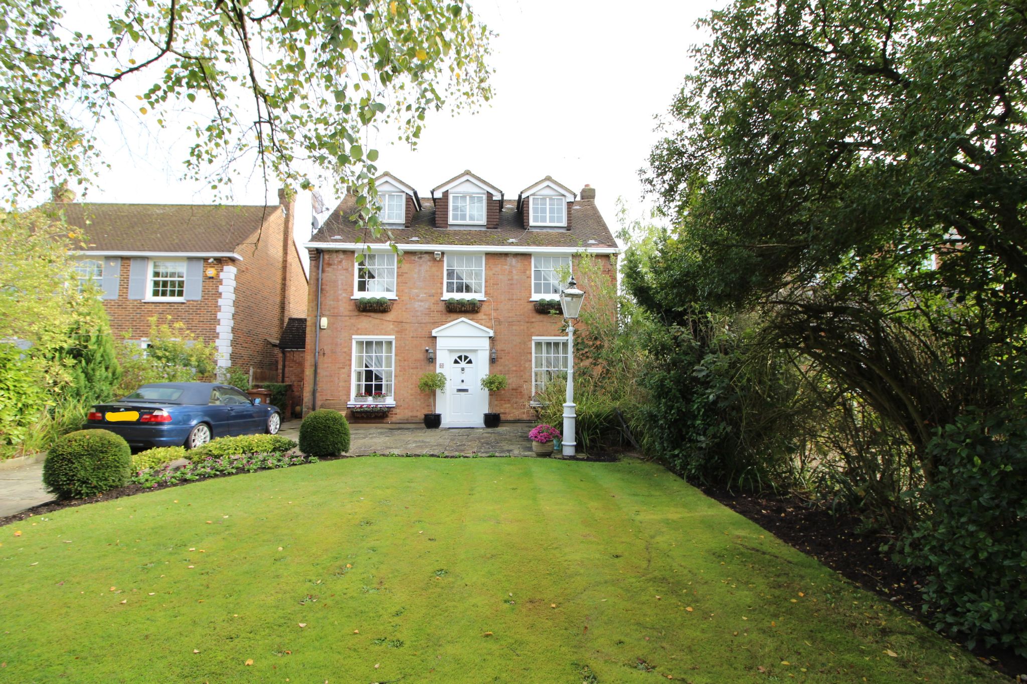 5 bedroom detached house For Sale in Brookmans Park - Photograph 8