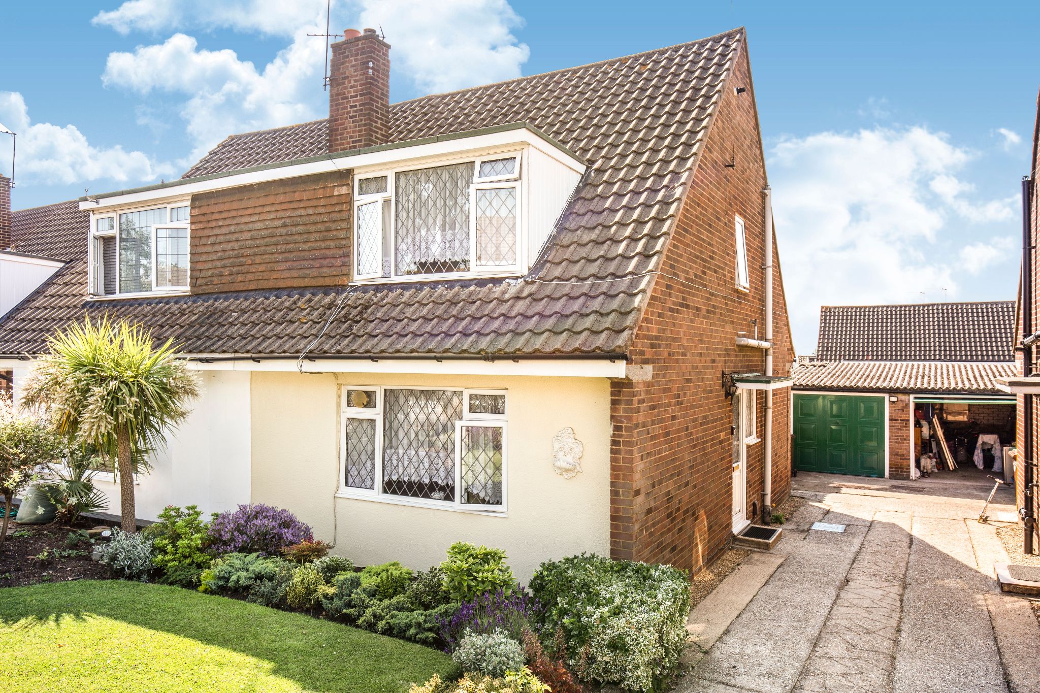 3 bedroom semi-detached house Sale Agreed in Potters Bar - Photograph 1
