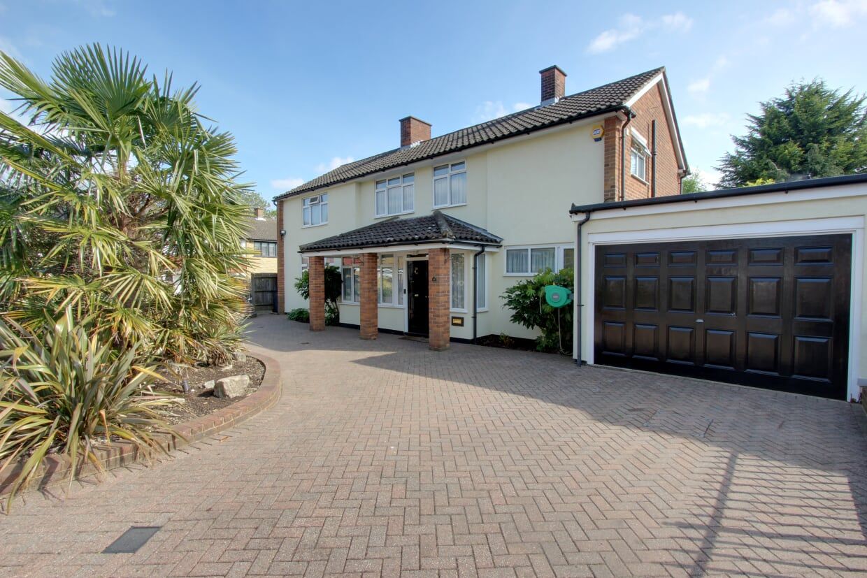 4 bedroom detached house SSTC in Potters Bar - Photograph 1