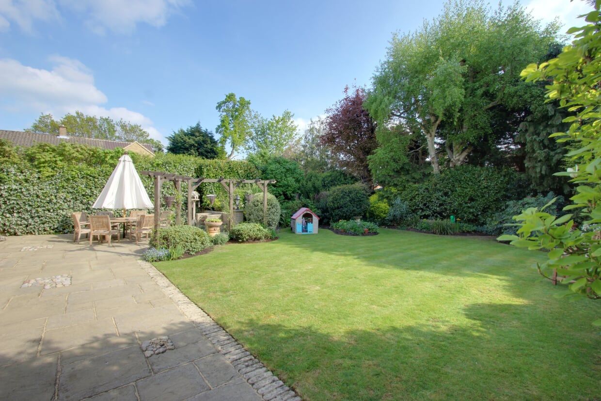 4 bedroom detached house SSTC in Potters Bar - Photograph 12