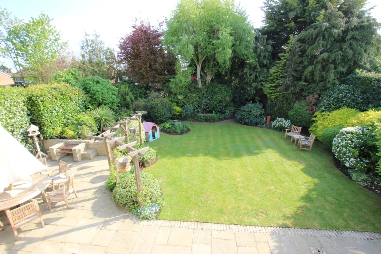 4 bedroom detached house Sale Agreed in Potters Bar - Photograph 11