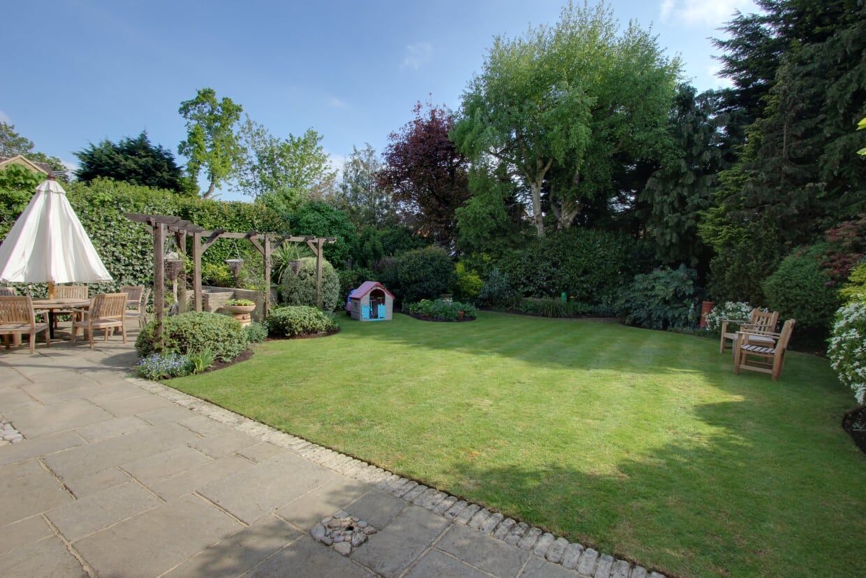 4 bedroom detached house SSTC in Potters Bar - Photograph 9