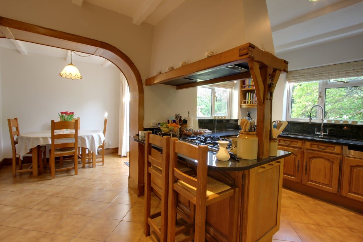 4 bedroom detached house SSTC in Potters Bar - Photograph 5