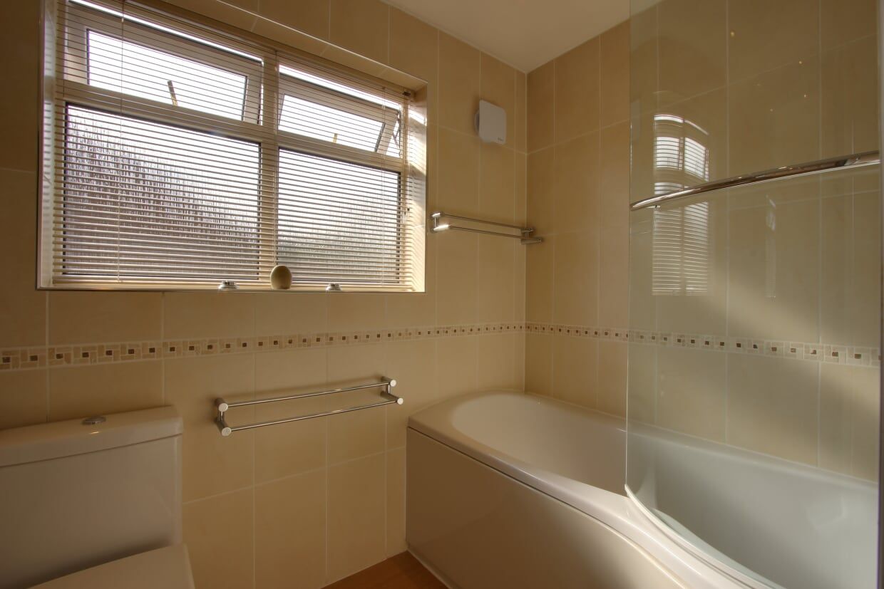 4 bedroom detached house SSTC in Potters Bar - Photograph 15