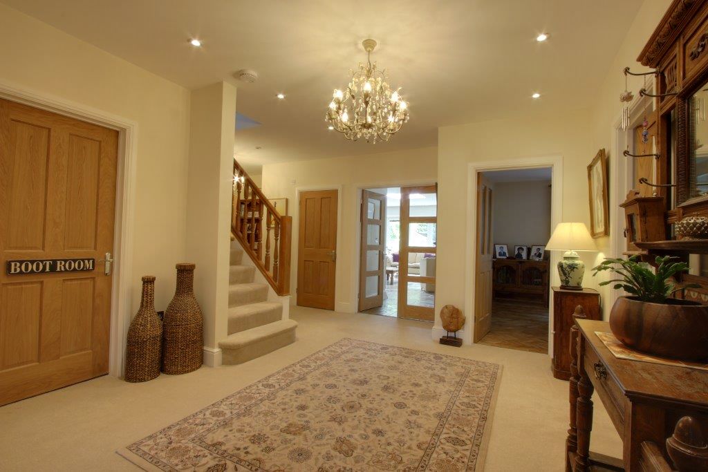5 bedroom detached house Sale Agreed in Brookmans Park - Photograph 6