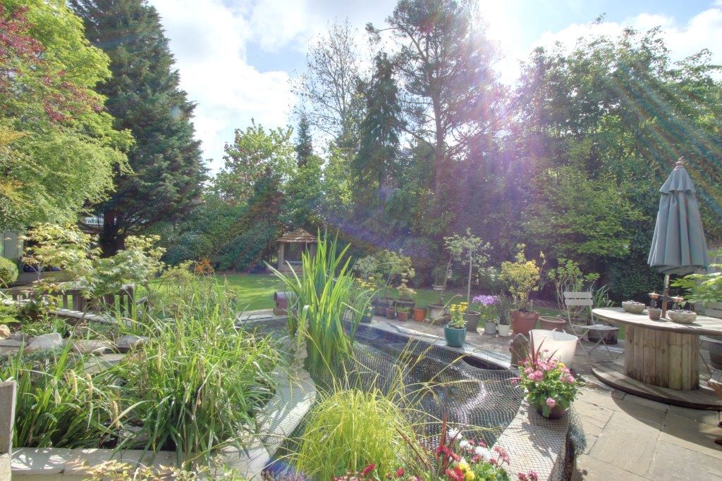 5 bedroom detached house Sale Agreed in Brookmans Park - Photograph 2