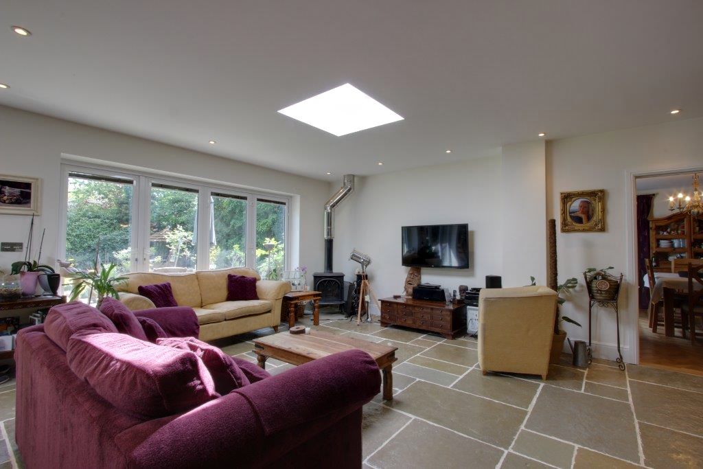 5 bedroom detached house Sale Agreed in Brookmans Park - Photograph 10