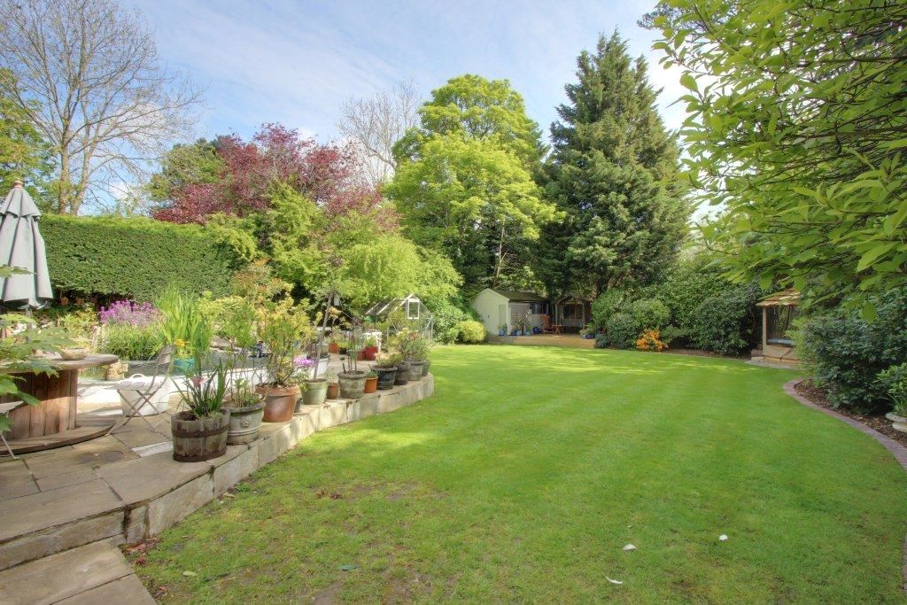 5 bedroom detached house Sale Agreed in Brookmans Park - Photograph 4