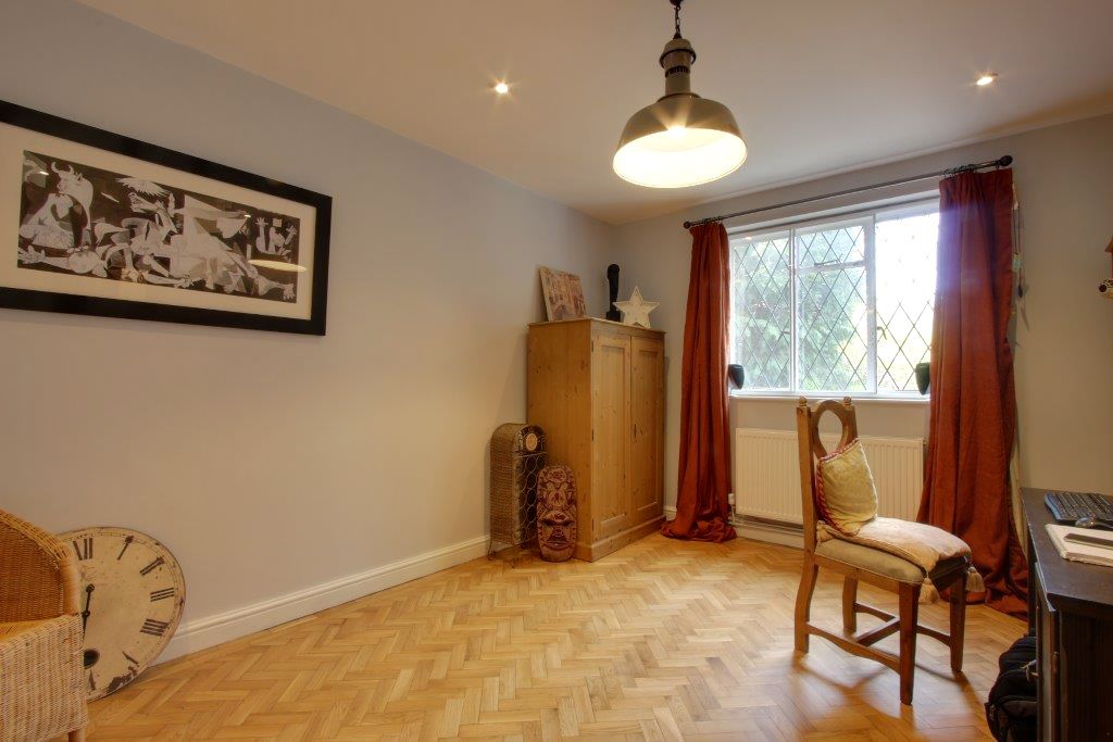 5 bedroom detached house Sale Agreed in Brookmans Park - Photograph 11