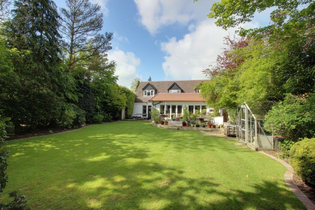 5 bedroom detached house Sale Agreed in Brookmans Park - Photograph 3