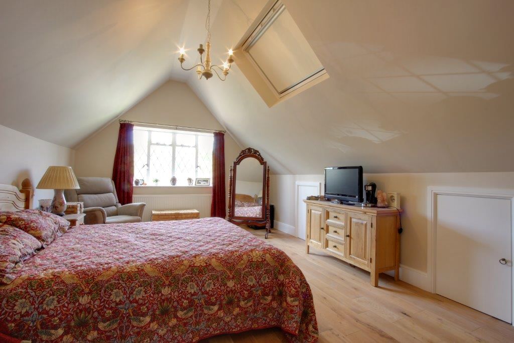 5 bedroom detached house Sale Agreed in Brookmans Park - Photograph 14