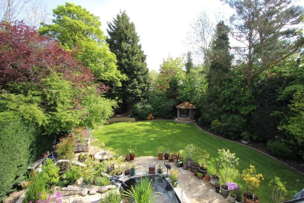 5 bedroom detached house Sale Agreed in Brookmans Park - Photograph 16