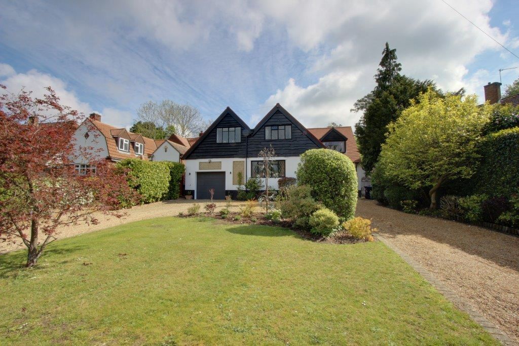5 bedroom detached house Sale Agreed in Brookmans Park - Photograph 5
