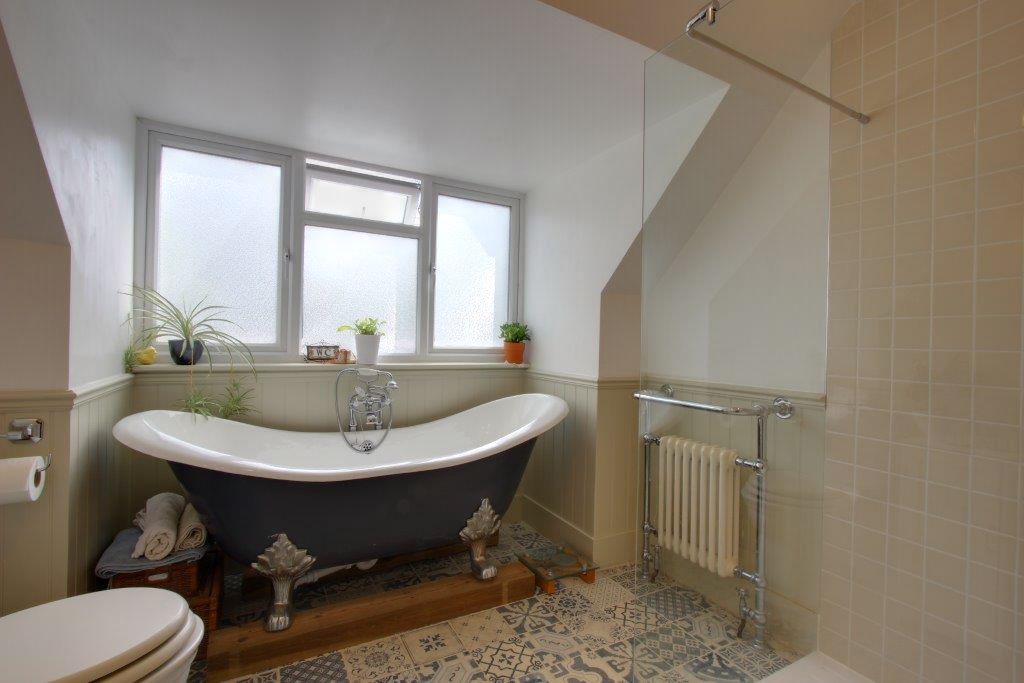 5 bedroom detached house Sale Agreed in Brookmans Park - Photograph 12