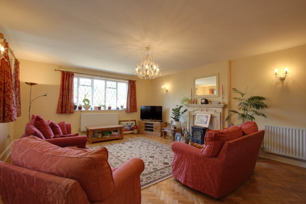 5 bedroom detached house Sale Agreed in Brookmans Park - Photograph 17