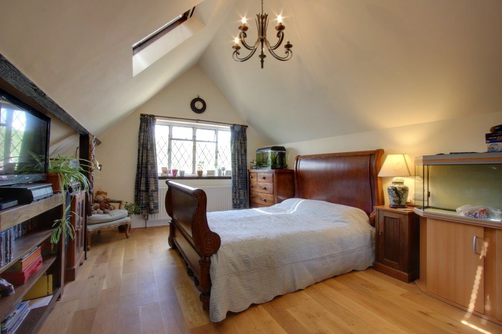 5 bedroom detached house Sale Agreed in Brookmans Park - Photograph 15