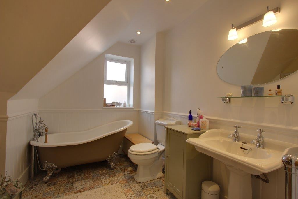 5 bedroom detached house Sale Agreed in Brookmans Park - Photograph 13