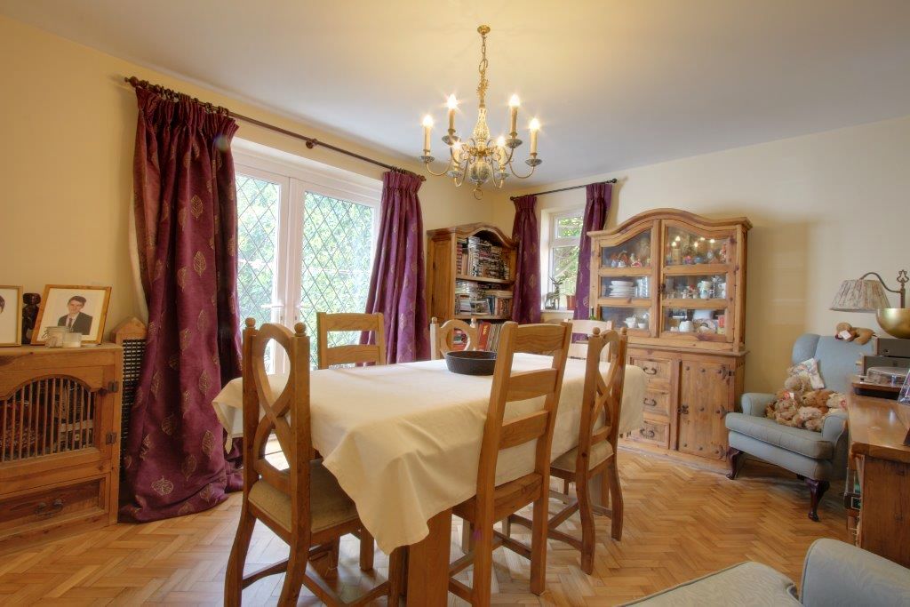 5 bedroom detached house Sale Agreed in Brookmans Park - Photograph 7