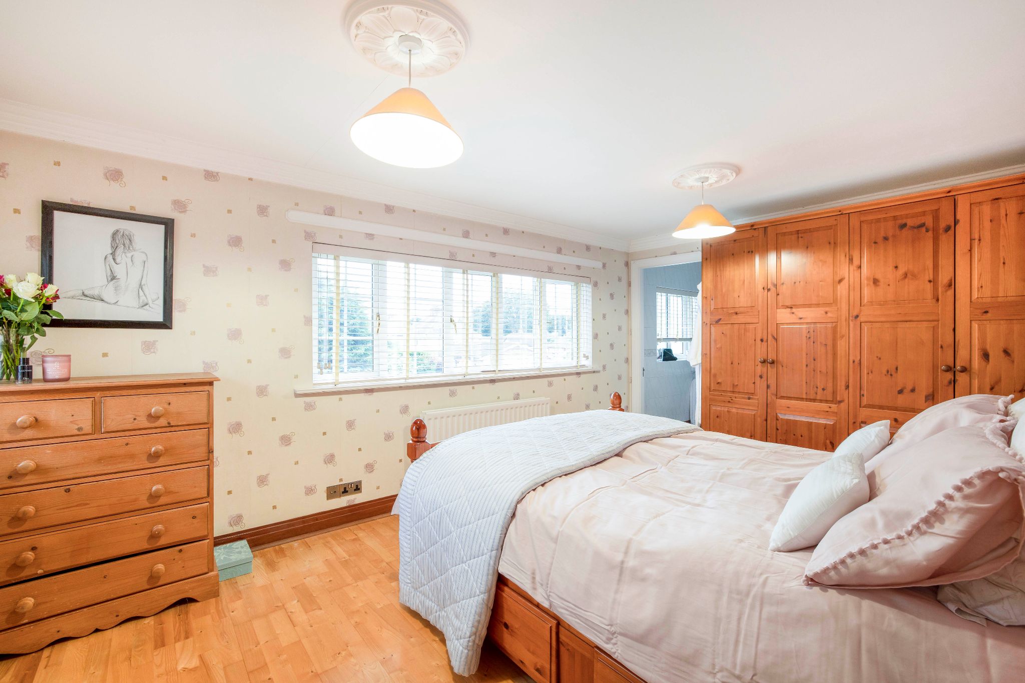 5 bedroom detached house Sale Agreed in Potters Bar - Photograph 2