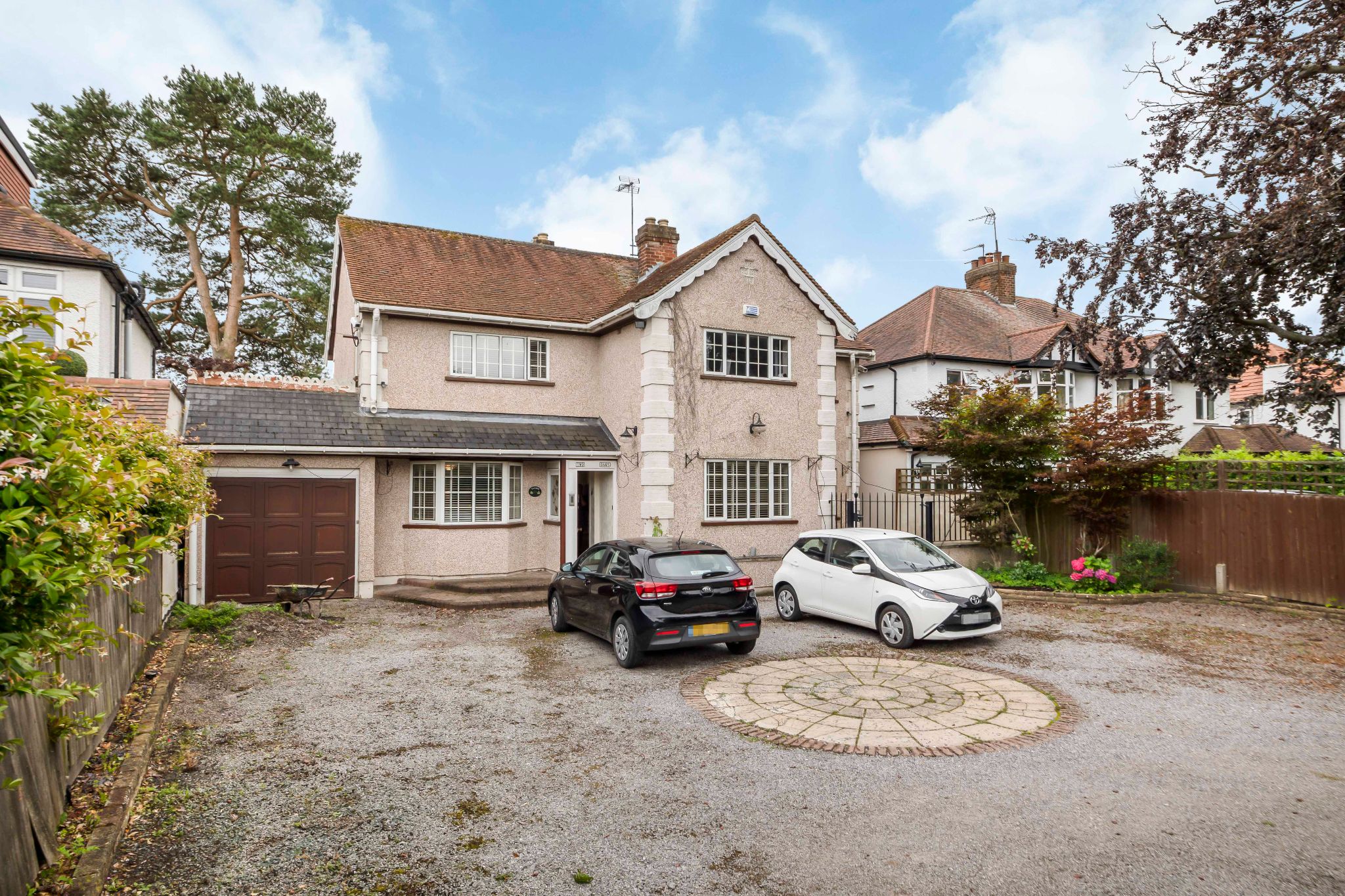 5 bedroom detached house Sale Agreed in Potters Bar - Photograph 11