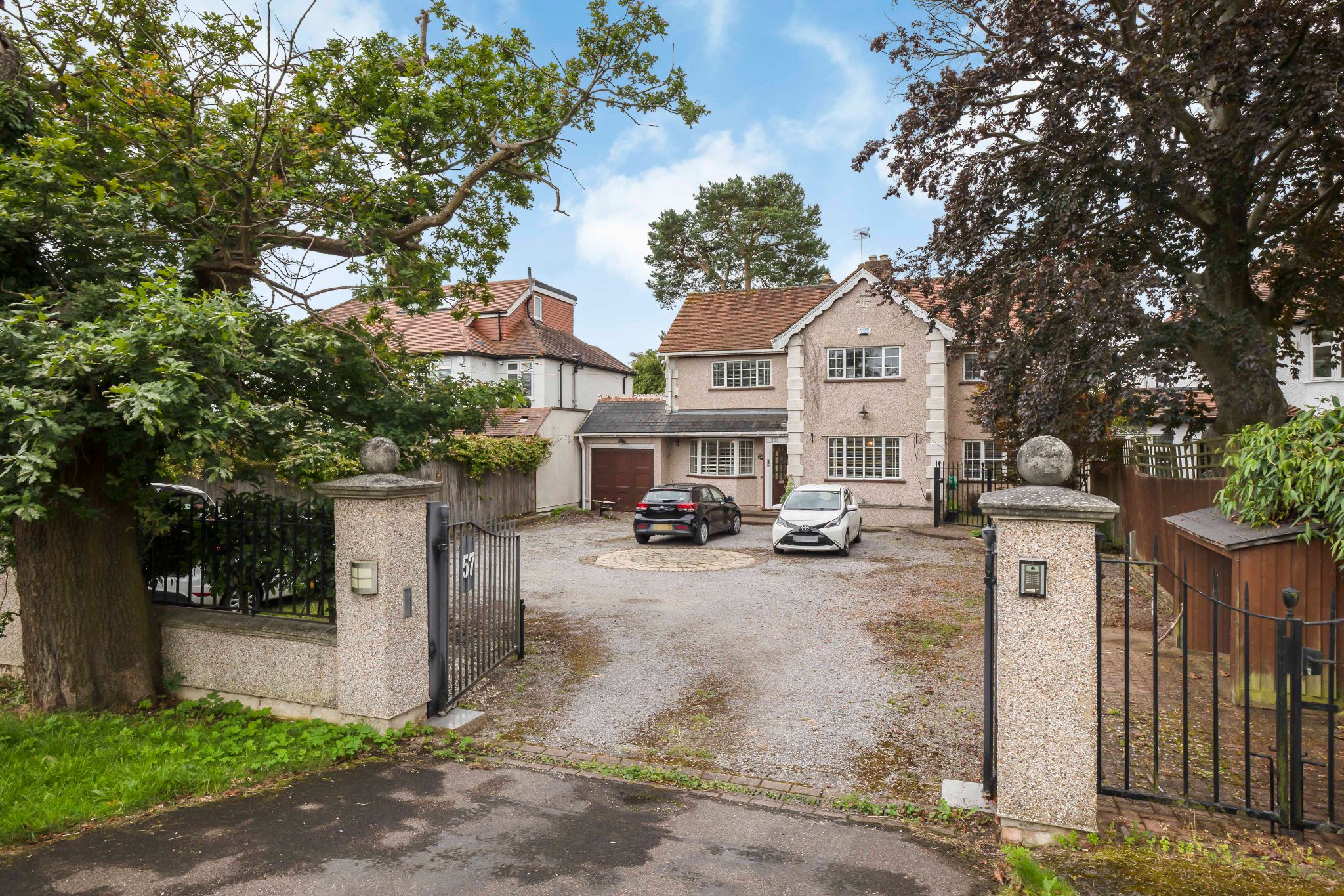 5 bedroom detached house SSTC in Potters Bar - Photograph 10