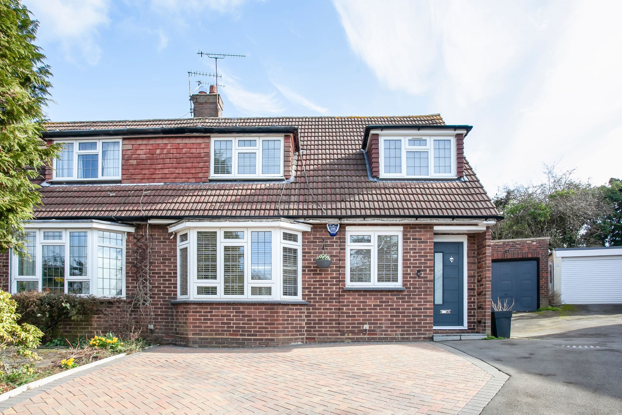 3 bedroom semi-detached house Sale Agreed in Potters Bar - Photograph 1