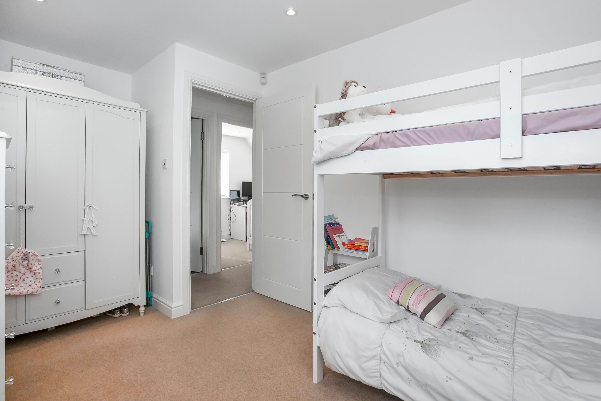 3 bedroom semi-detached house SSTC in Potters Bar - Photograph 22