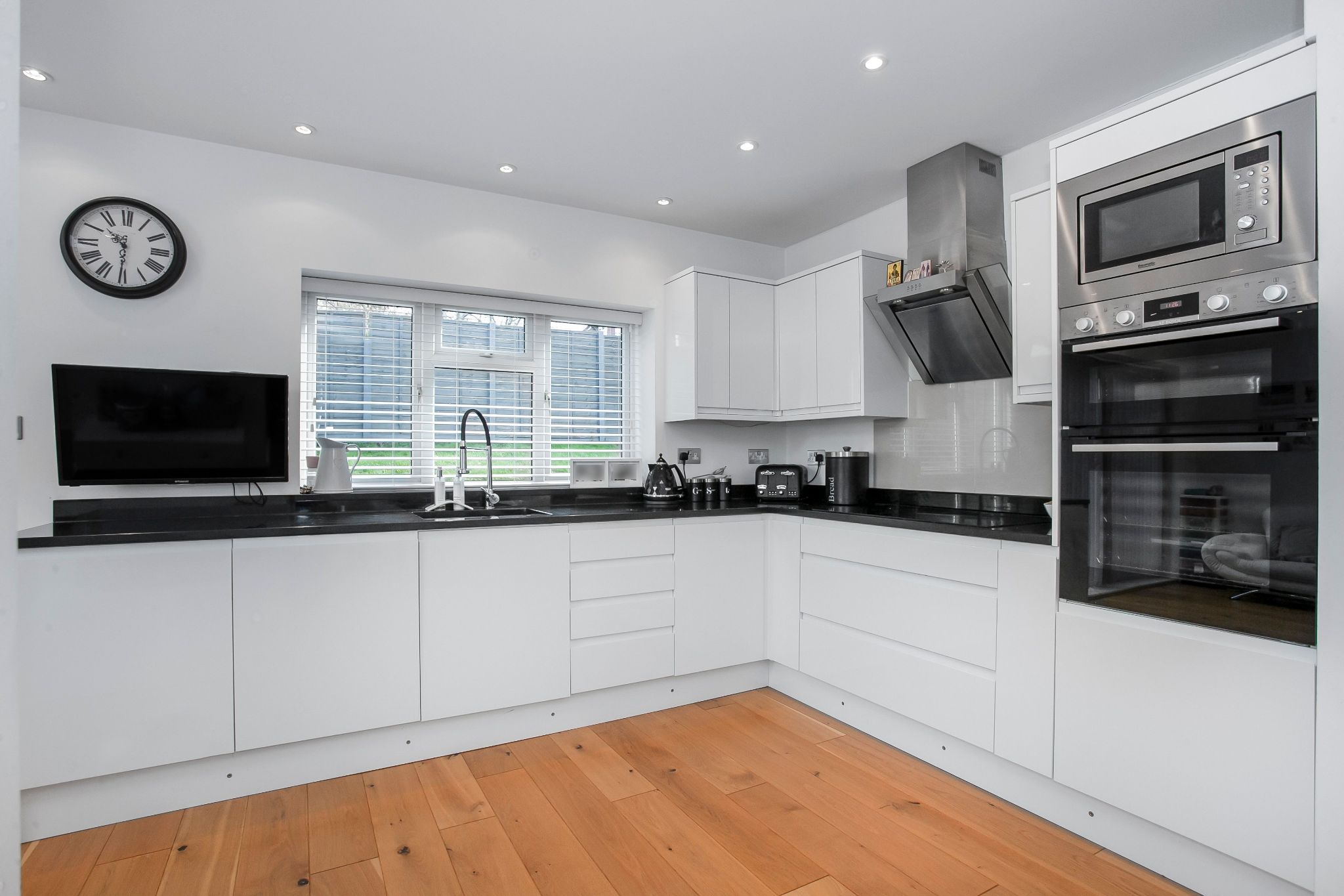 3 bedroom semi-detached house SSTC in Potters Bar - Photograph 3