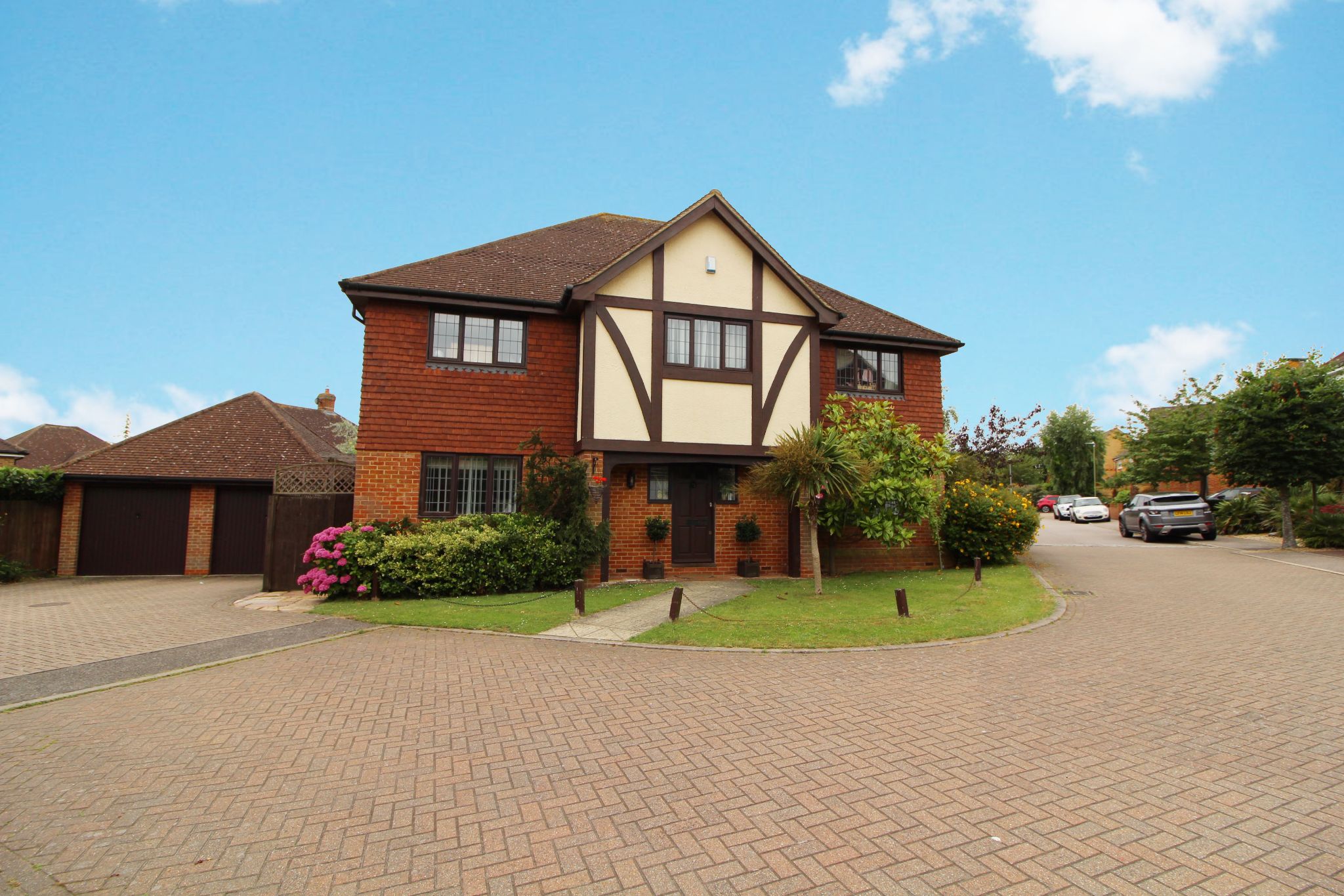 5 bedroom detached house For Sale in West Cheshunt - Photograph 10
