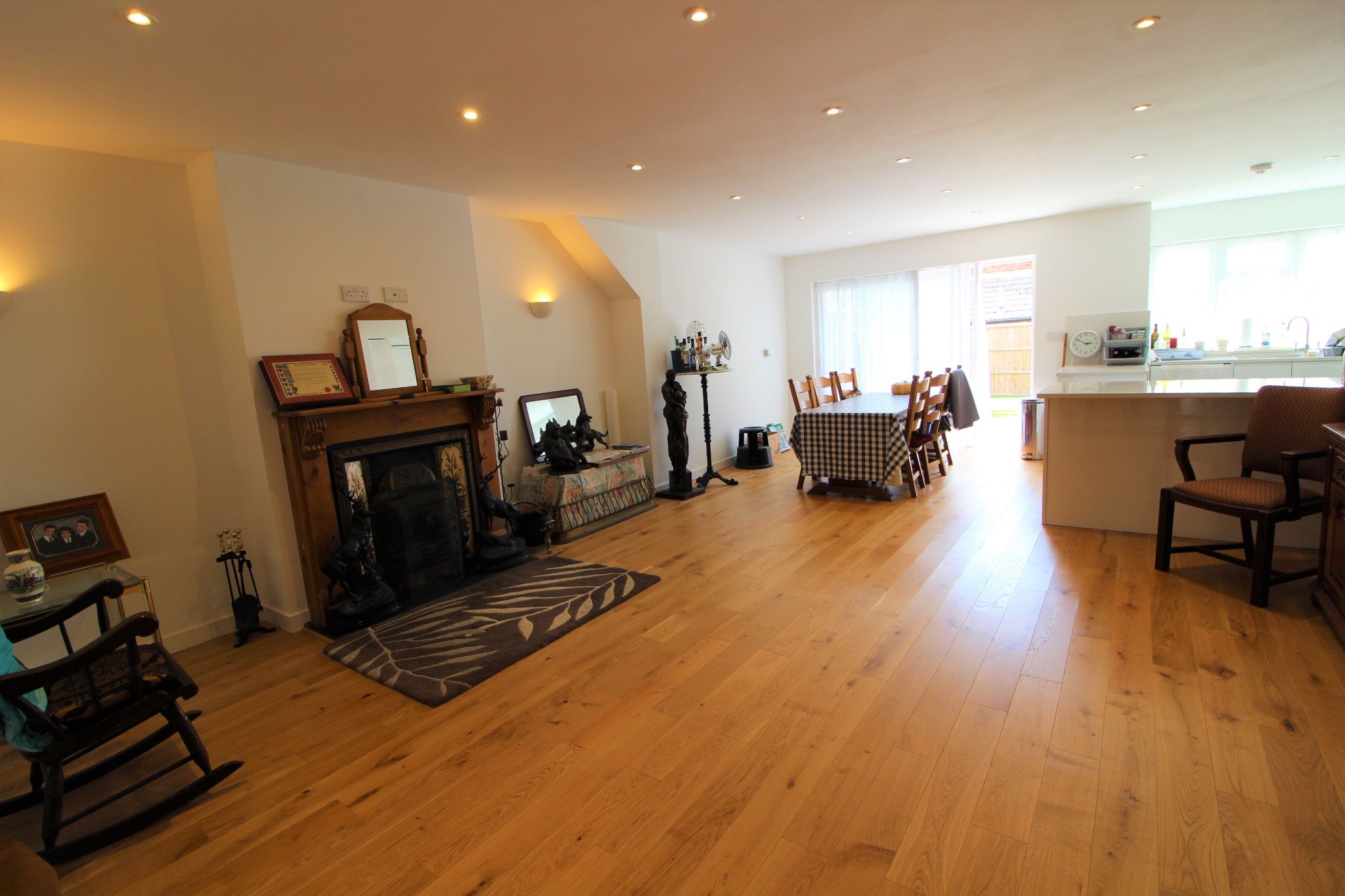 4 bedroom semi-detached bungalow For Sale in Goffs Oak - Photograph 2