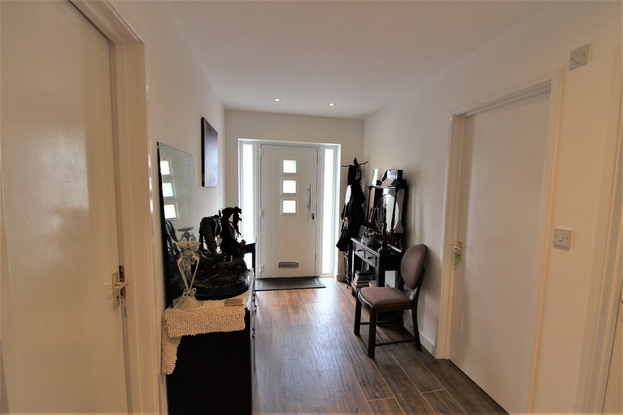 4 bedroom semi-detached bungalow For Sale in Goffs Oak - Photograph 6