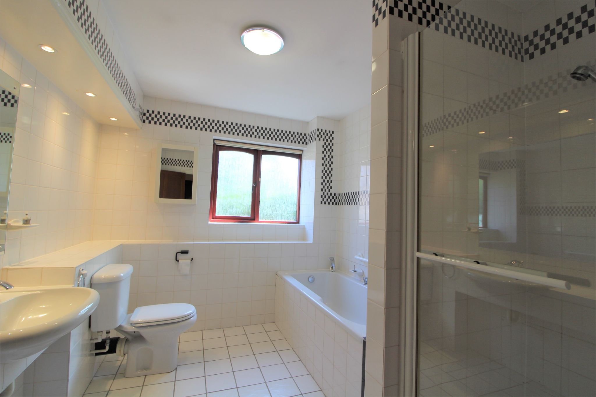 4 bedroom detached house SSTC in Cuffley - Photograph 4