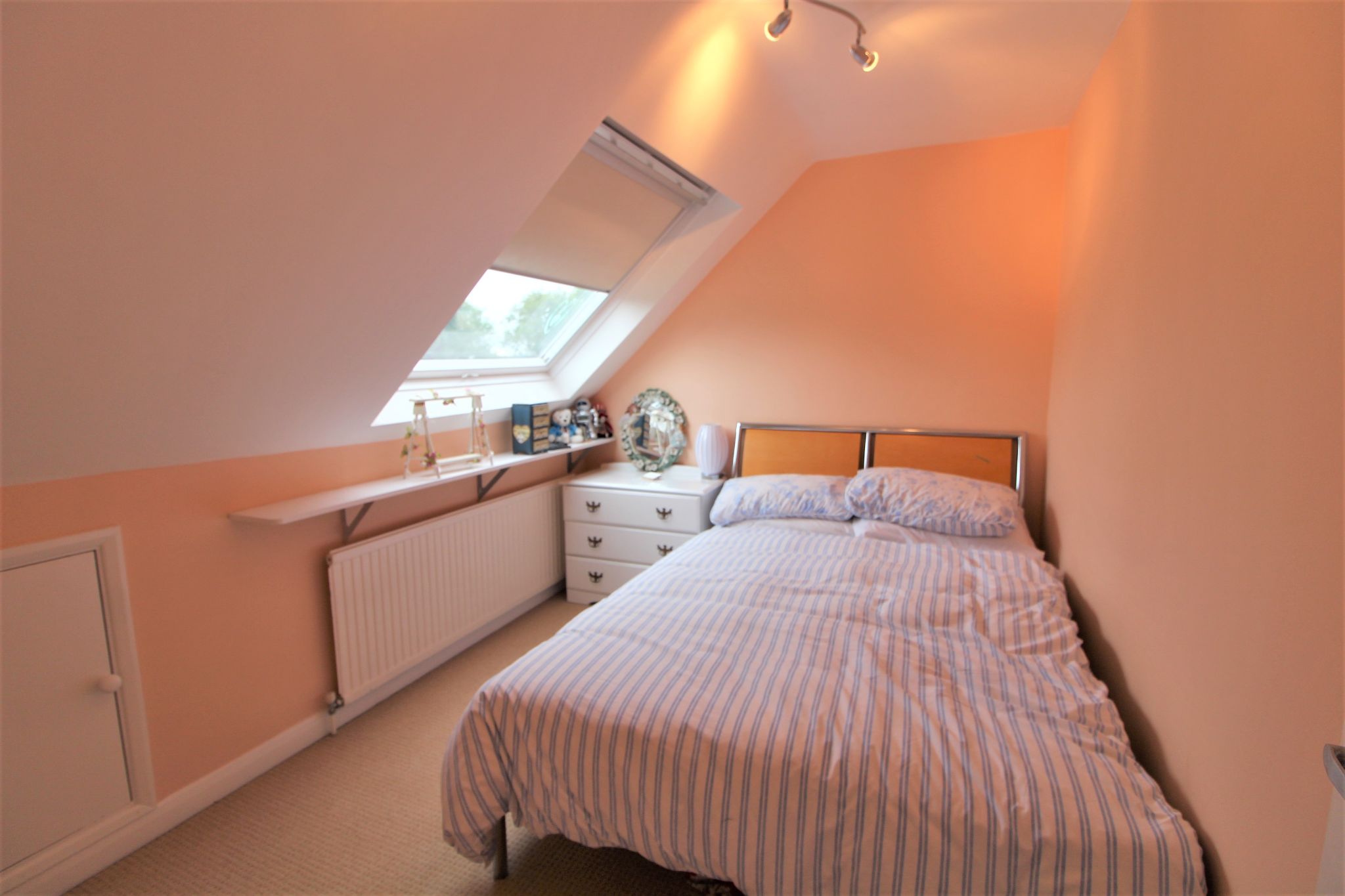 4 bedroom semi-detached house For Sale in Potters Bar - Photograph 15