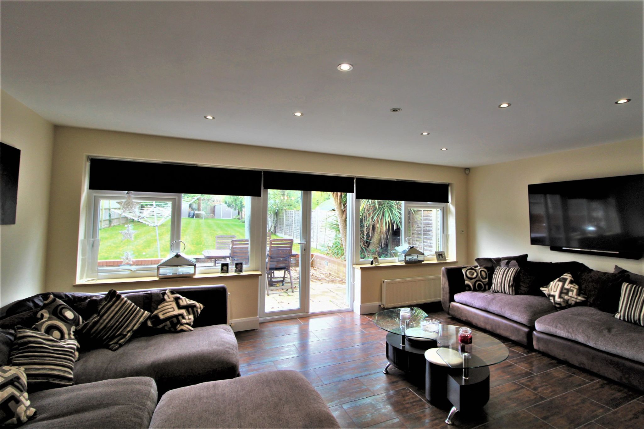 4 bedroom semi-detached house Sale Agreed in Potters Bar - Photograph 1