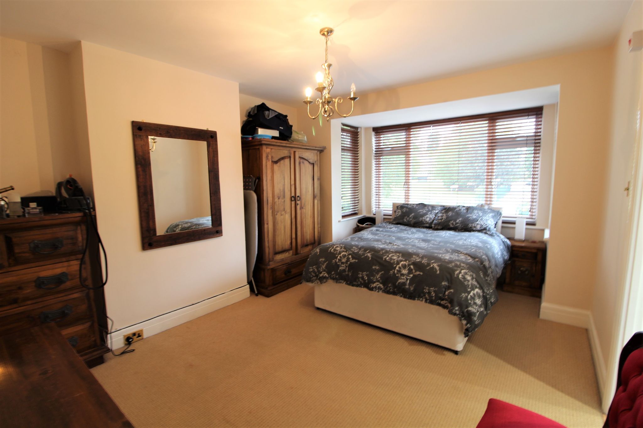 4 bedroom semi-detached house For Sale in Potters Bar - Photograph 13