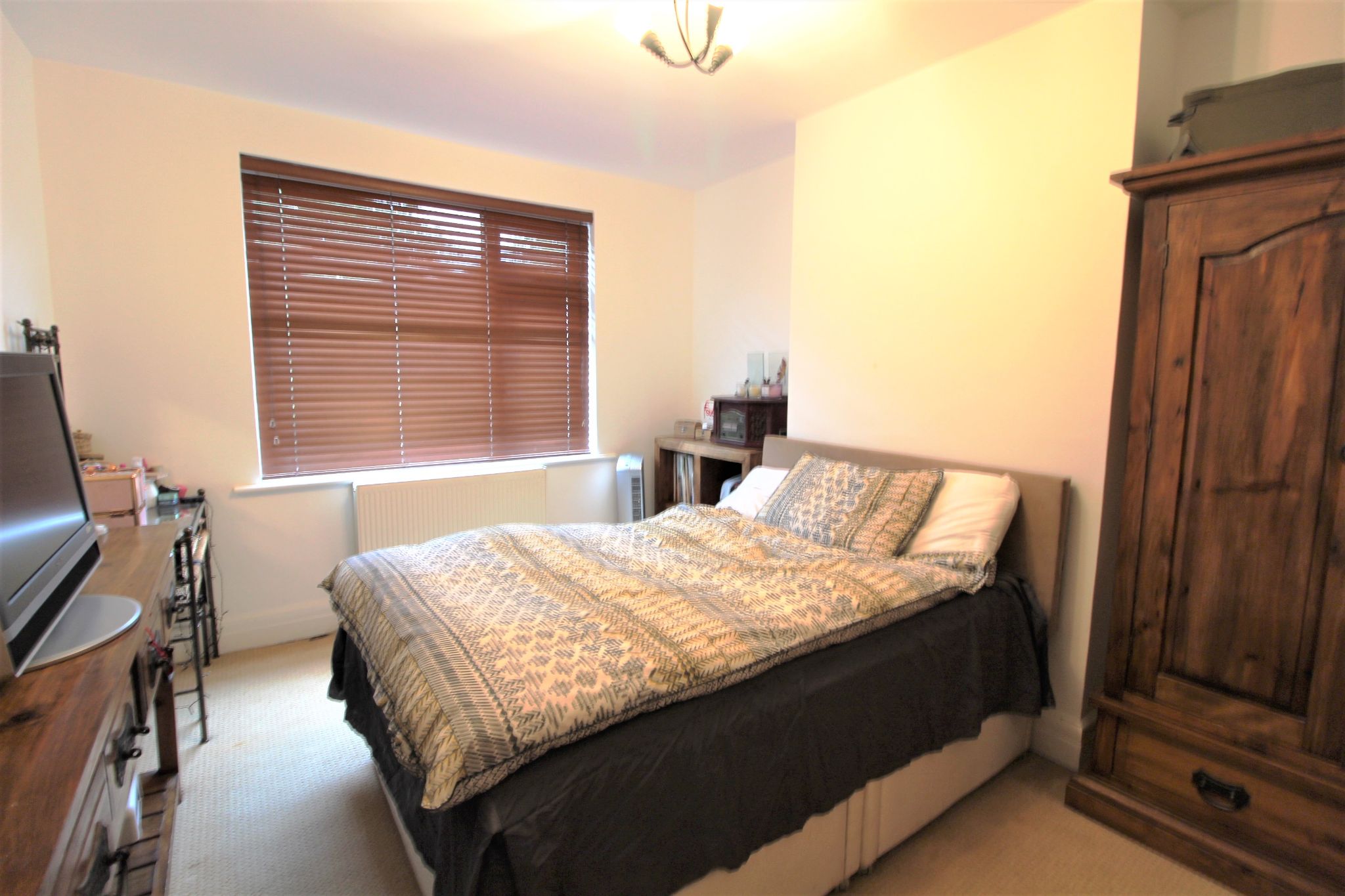 4 bedroom semi-detached house For Sale in Potters Bar - Photograph 18