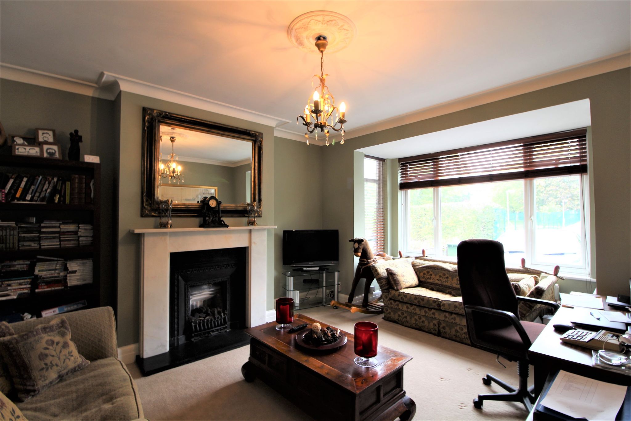 4 bedroom semi-detached house For Sale in Potters Bar - Photograph 5
