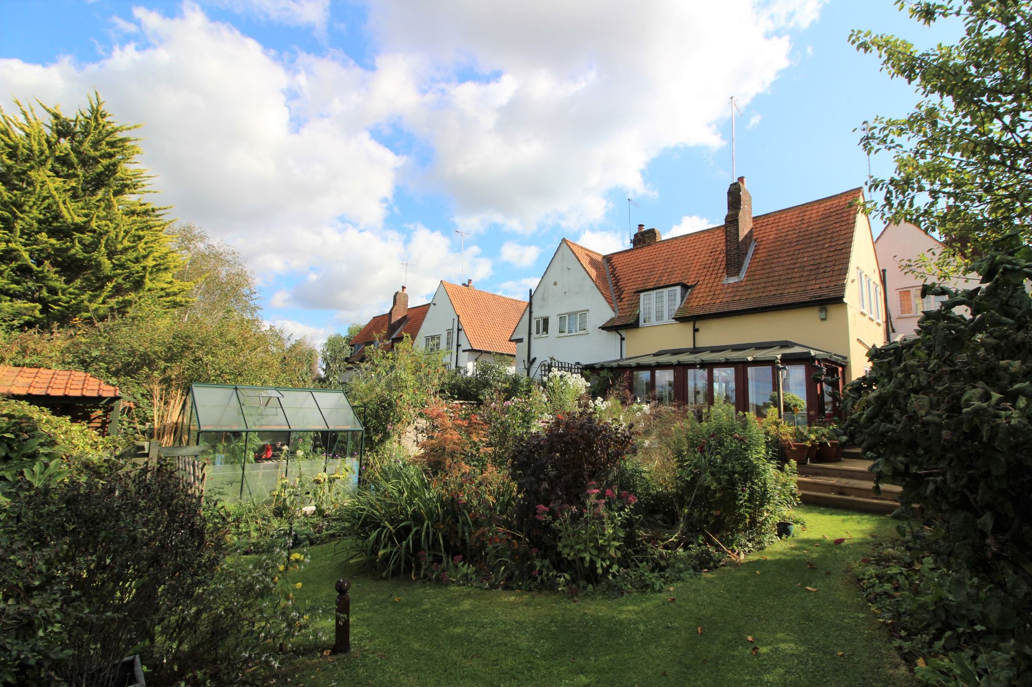 3 bedroom semi-detached house Sale Agreed in Potters Bar - Photograph 1
