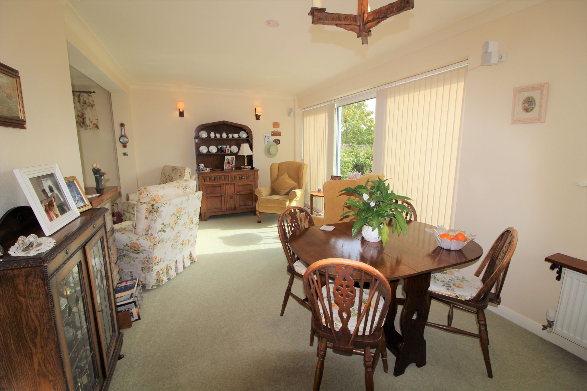 3 bedroom link detached house Sale Agreed in Stevenage - Photograph 4