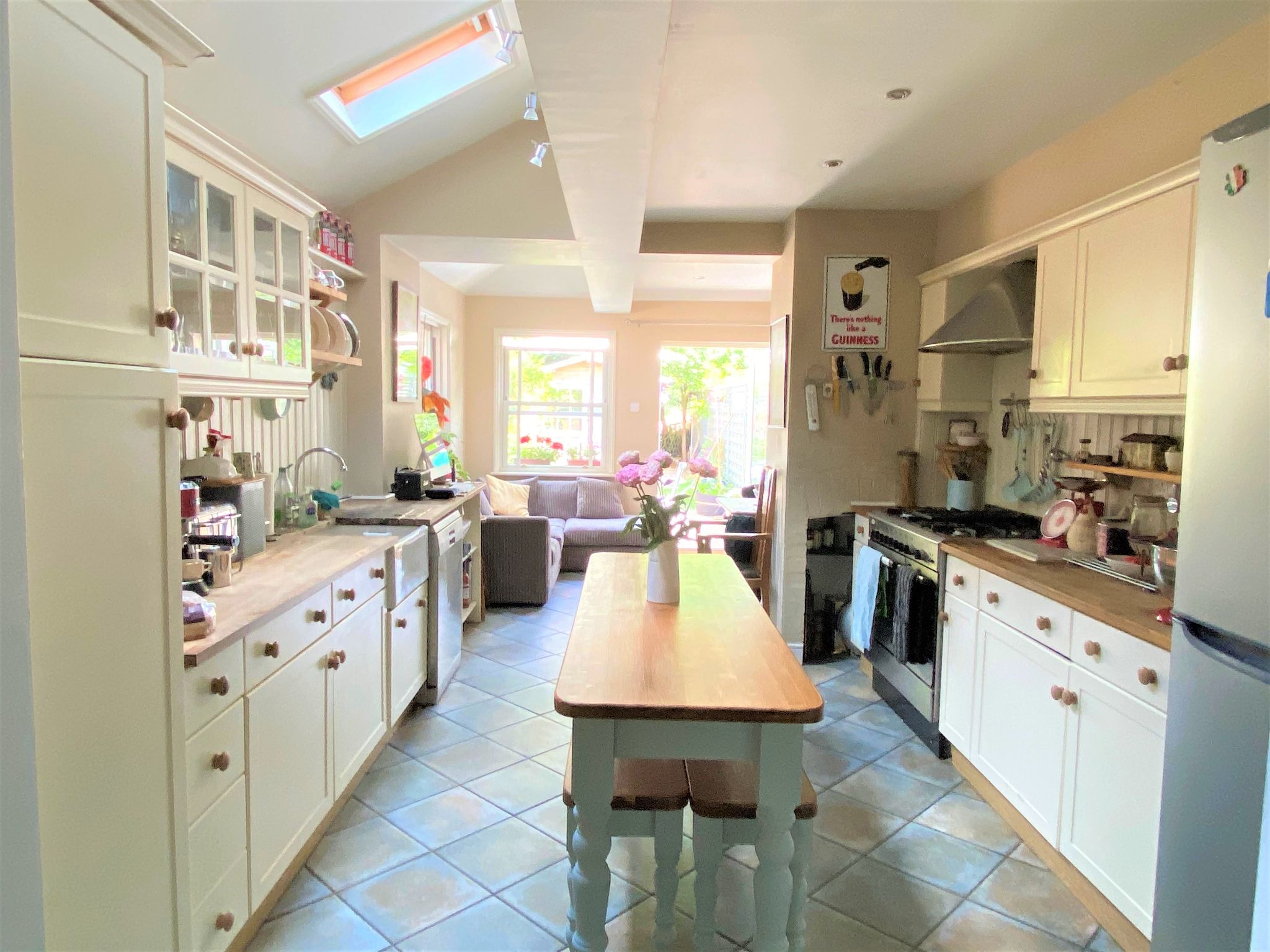 2 bedroom cottage house For Sale in Potters Bar - Photograph 6