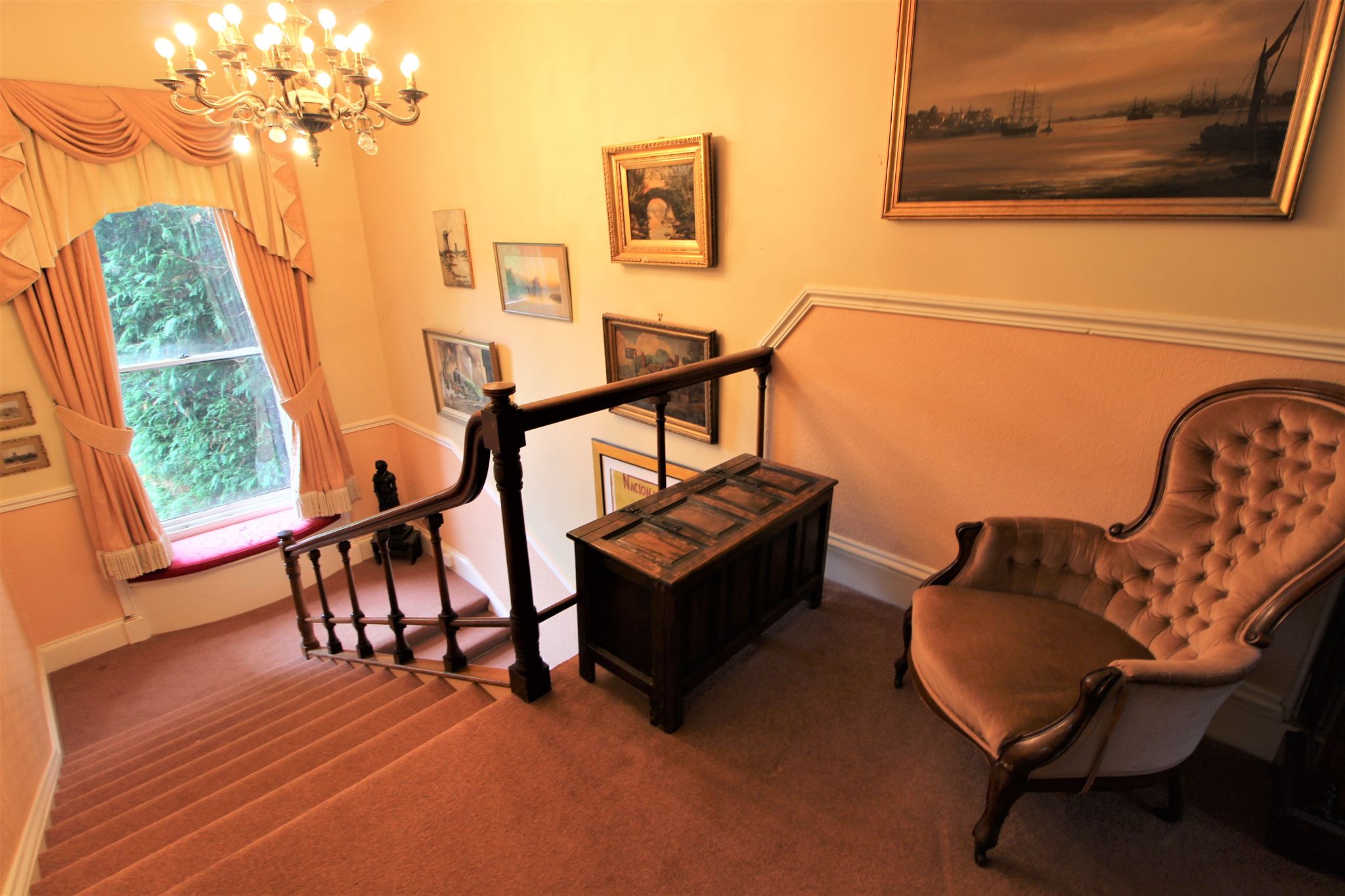 6 bedroom mews house For Sale in Brookmans Park - Photograph 5