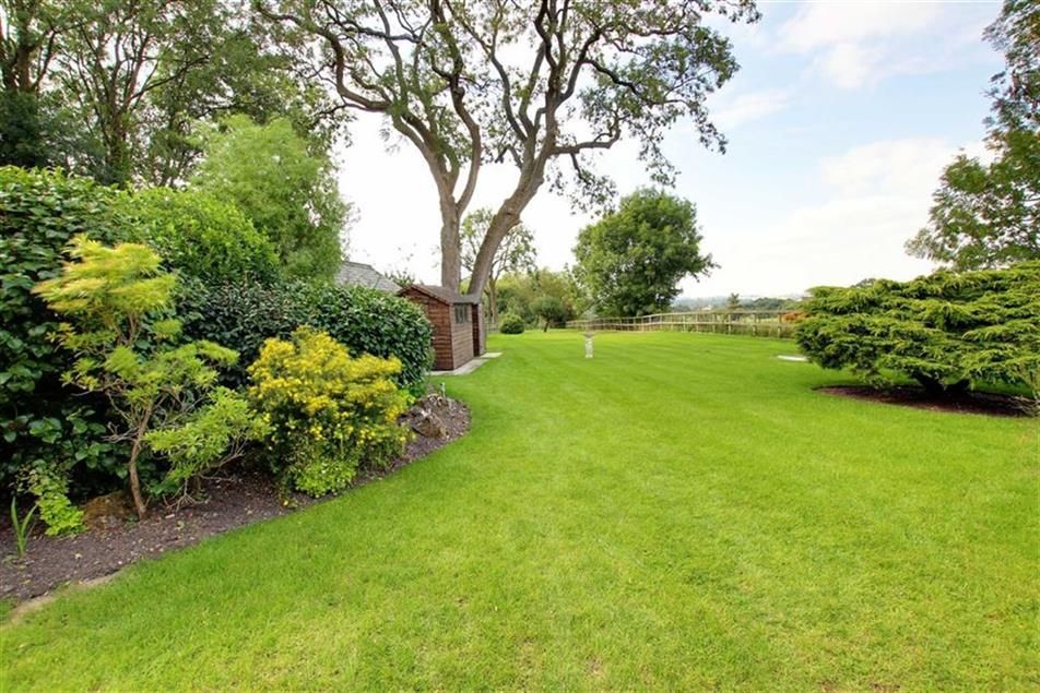 3 bedroom cottage house To Let in Barnet - Photograph 1