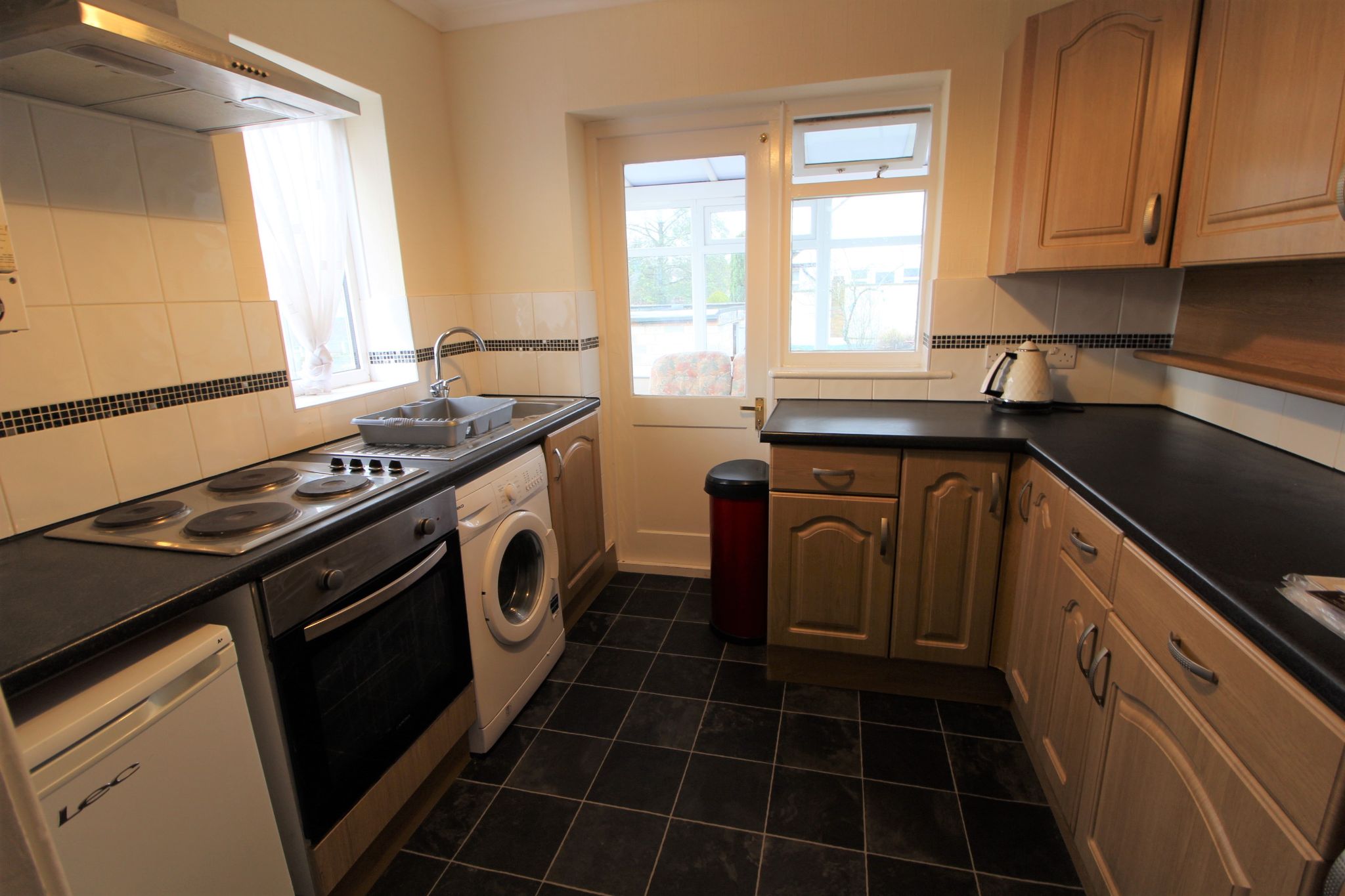3 bedroom semi-detached house SSTC in Potters Bar - Photograph 5