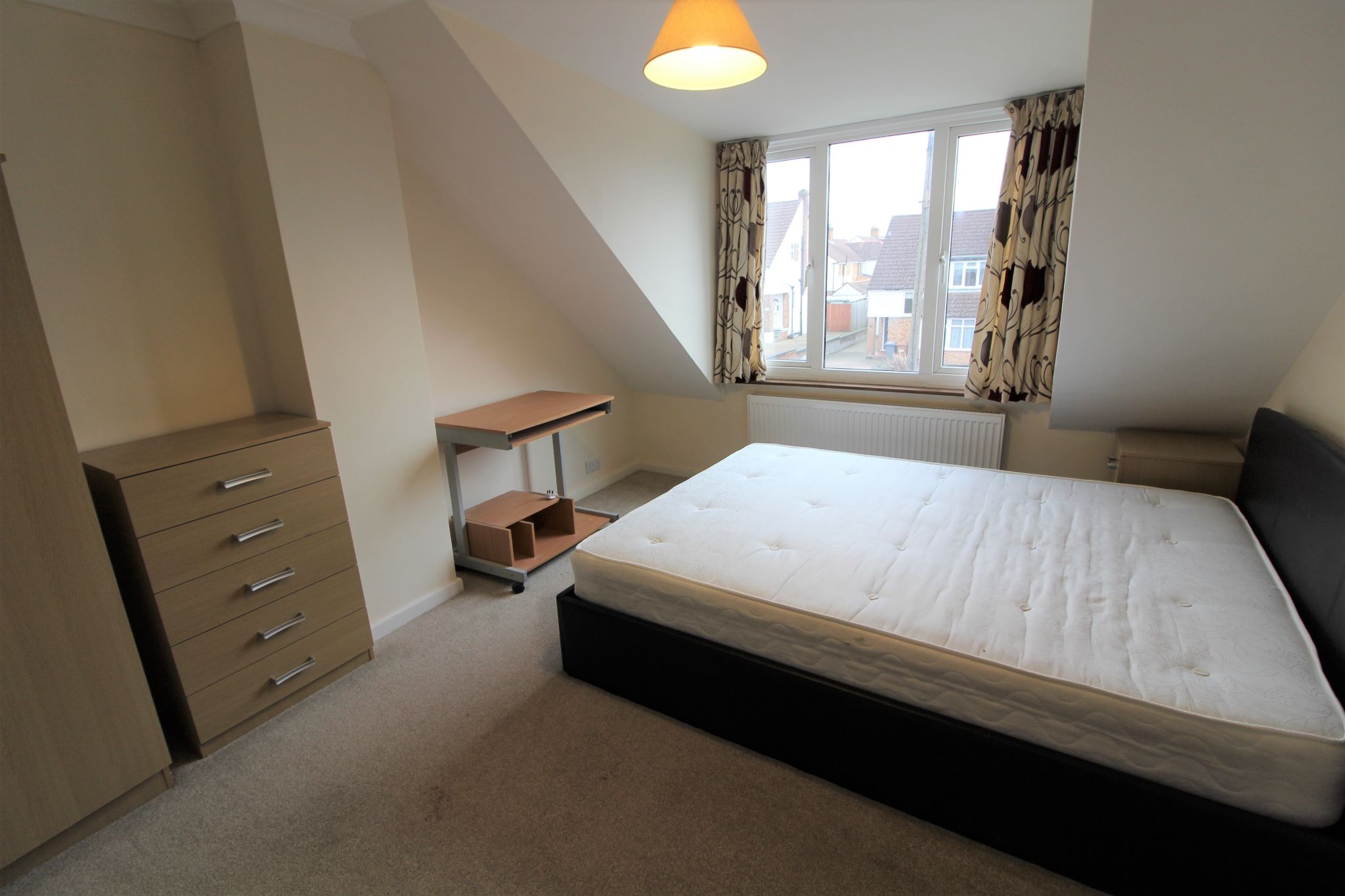 3 bedroom semi-detached house SSTC in Potters Bar - Photograph 11