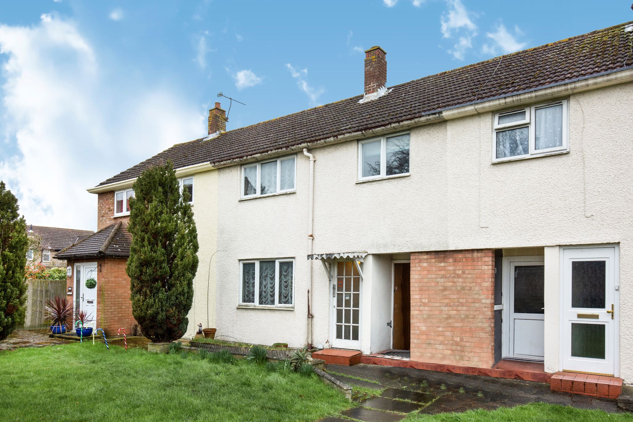 3 bedroom mid terraced house Sale Agreed in Potters Bar - Photograph 1