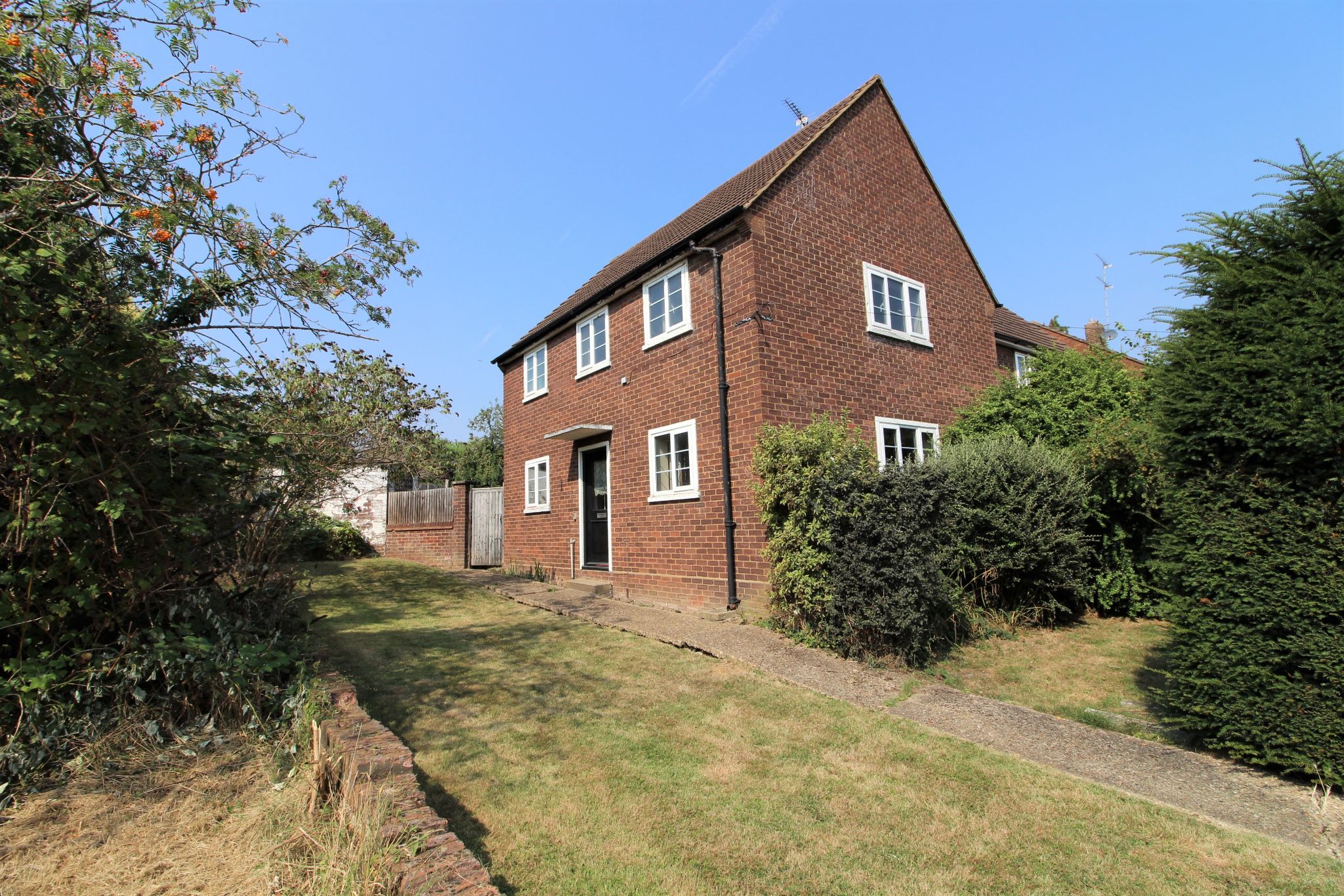 3 bedroom semi-detached house SSTC in Potters Bar - Photograph 11
