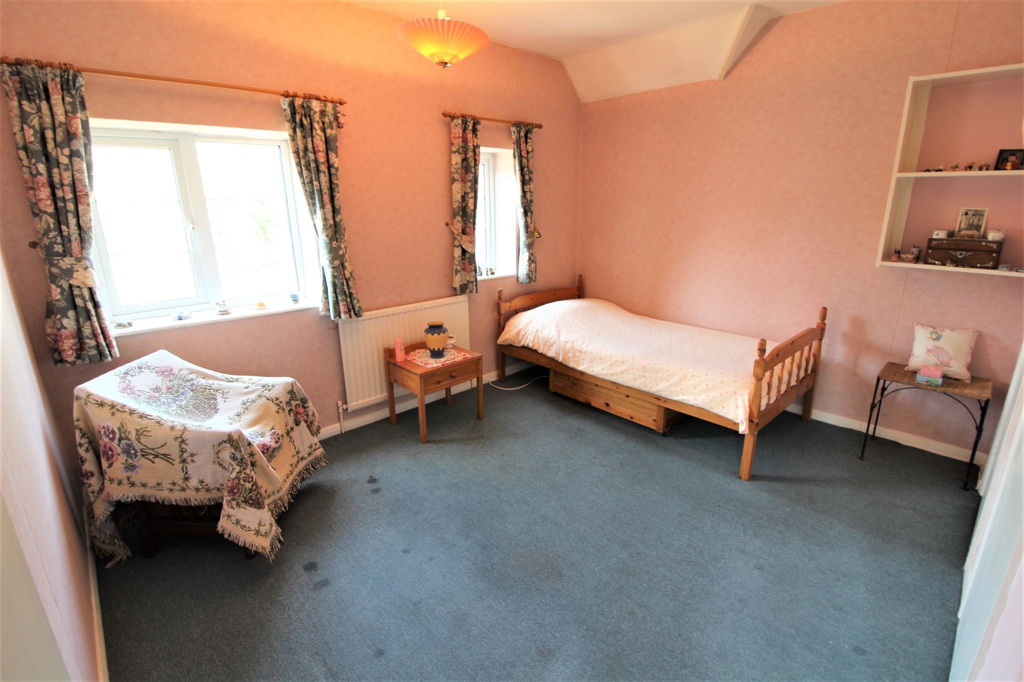 3 bedroom semi-detached house Sale Agreed in Potters Bar - Photograph 1