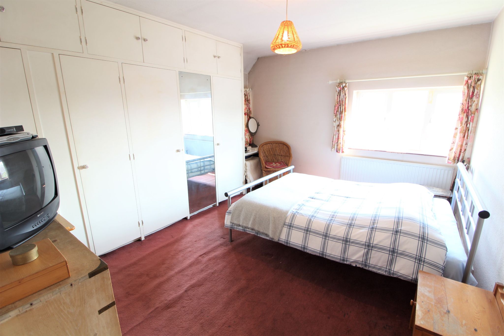 3 bedroom semi-detached house Sale Agreed in Potters Bar - Photograph 7