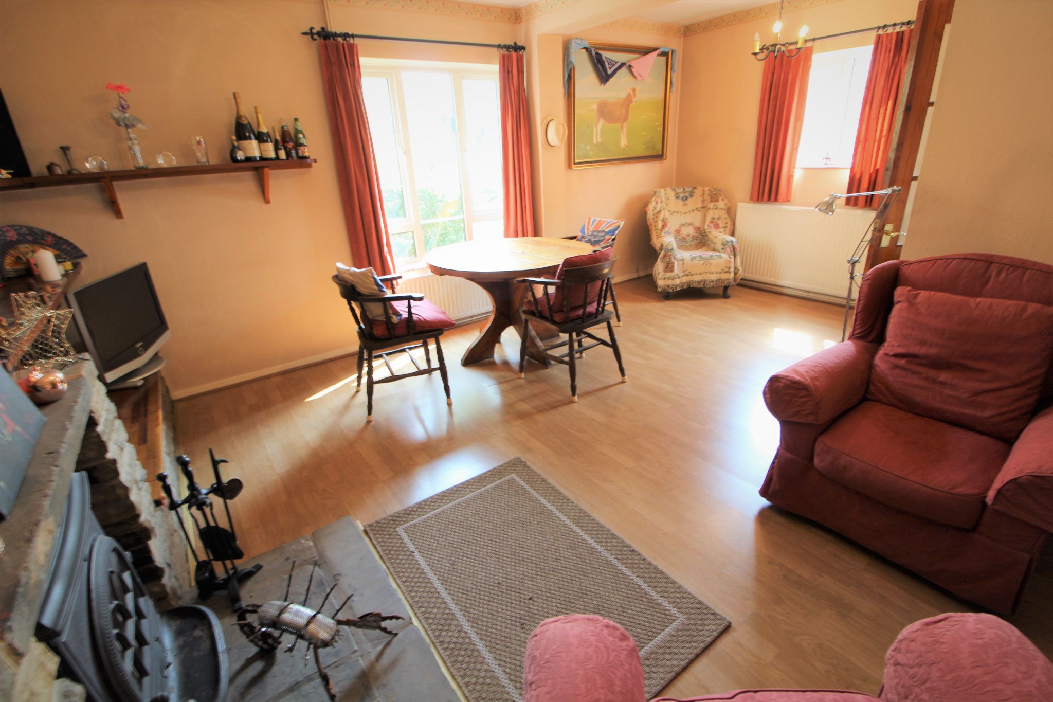 3 bedroom semi-detached house Sale Agreed in Potters Bar - Photograph 3